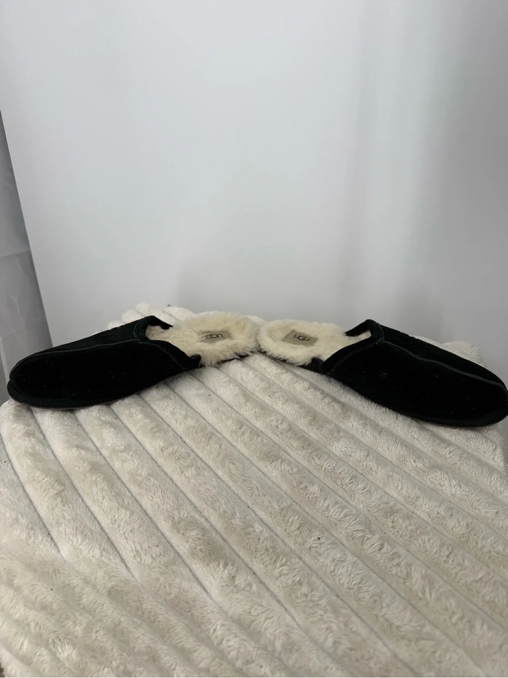 UGG Men’s Scuff Black Shearling-Lined Slippers size 8